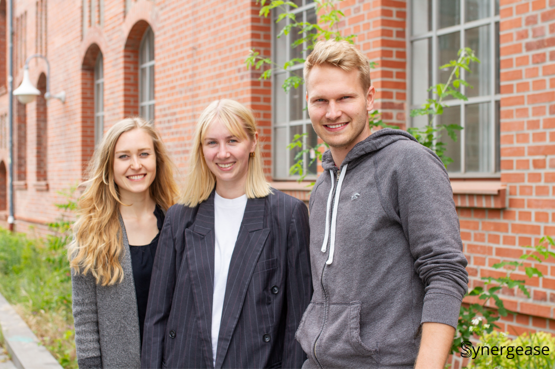 Ein Gründungsteam bestehend aus zwei jungen Frauen und einem jungen Mann vor einem roten Backsteingebäude.