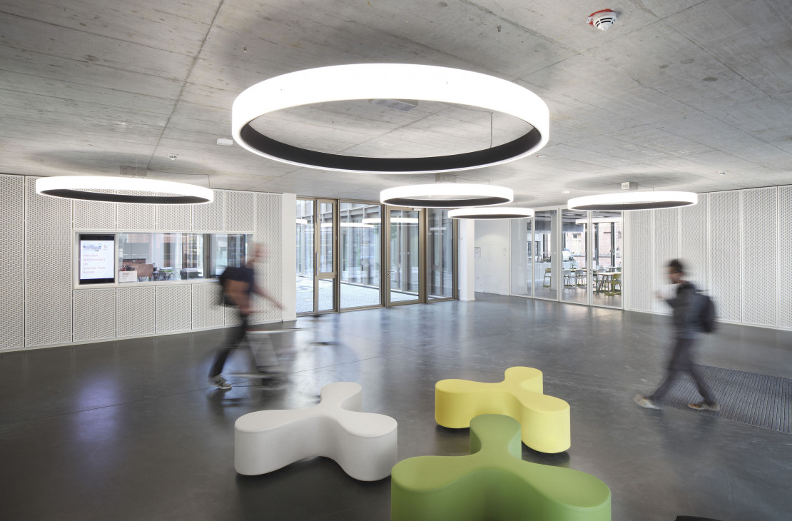 Das Foyer des Science Parks mit futuristischer und minimalistischer Einrichtung