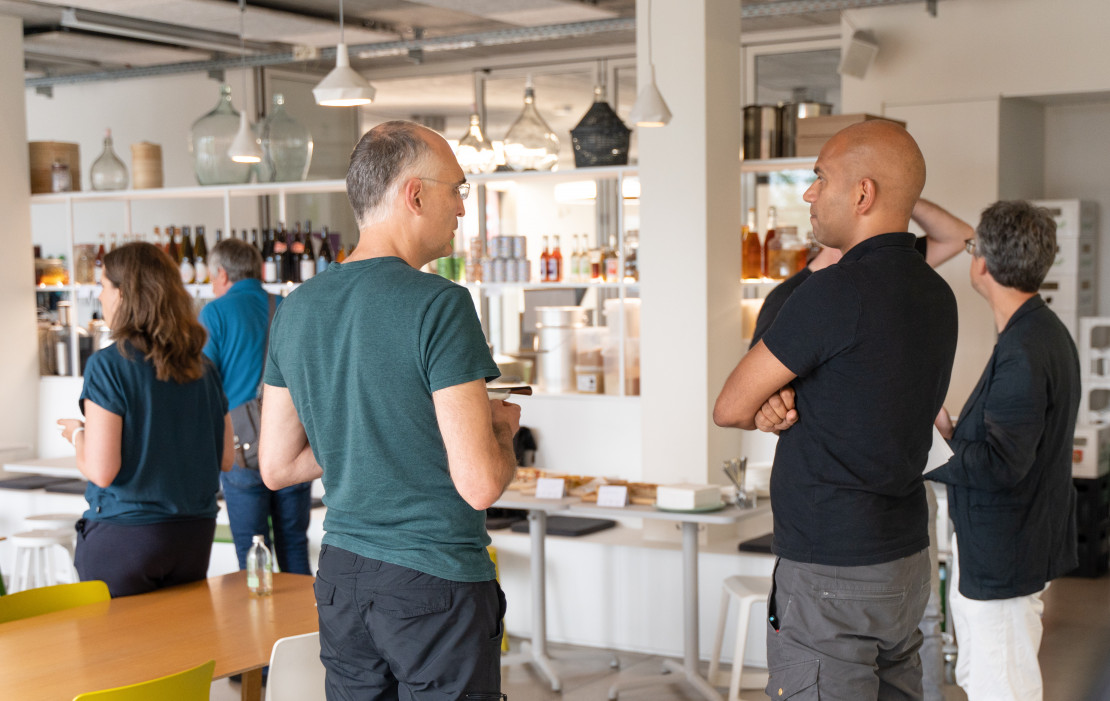 Leute unterhalten sich bei der offenen Start-up Lounge