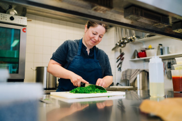 Susanne Wegerich steht in der Küche und hackt frische Petersilie
