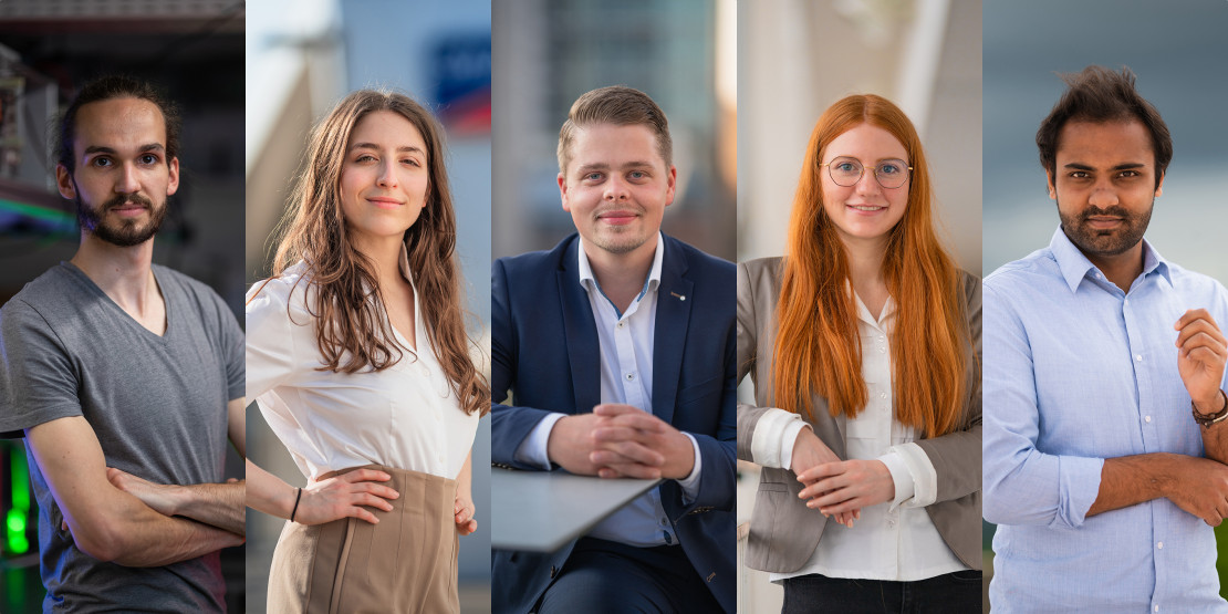 Eine Collage von fünf Portraitaufnahmen des Gründungsteams von Ökovision. Die Bilder sind hochkant nebeneinander gesetzt. Links, in der Mitte und rechts ist ein Mann zu sehen. Auf dem zweiten Bild von link und rechts ist jeweils eine Frau abgebildet.